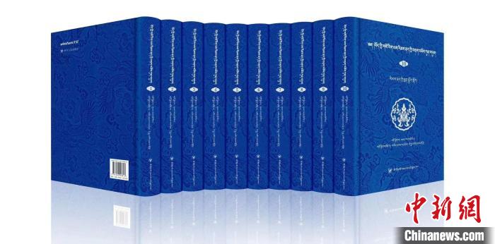 圖為青海果洛州藏醫(yī)專家桑德才讓擔(dān)任主編的《藏醫(yī)傳染性疾病文獻(xiàn)集成》?！∈茉L者 供圖