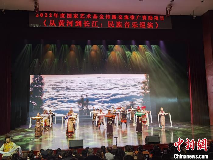 圖為演出現(xiàn)場?！∨擞隄?攝
