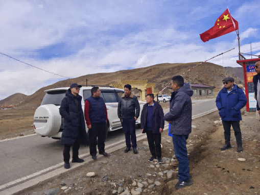 領(lǐng)隊(duì)張力帆（左一）帶隊(duì)實(shí)地調(diào)研援建項(xiàng)目推進(jìn)情況。成都高新區(qū)（簡陽市）第六批對口支援工作隊(duì)供圖