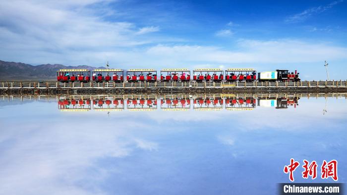 圖為茶卡鹽湖上的小火車。(資料圖) 王生榮 攝