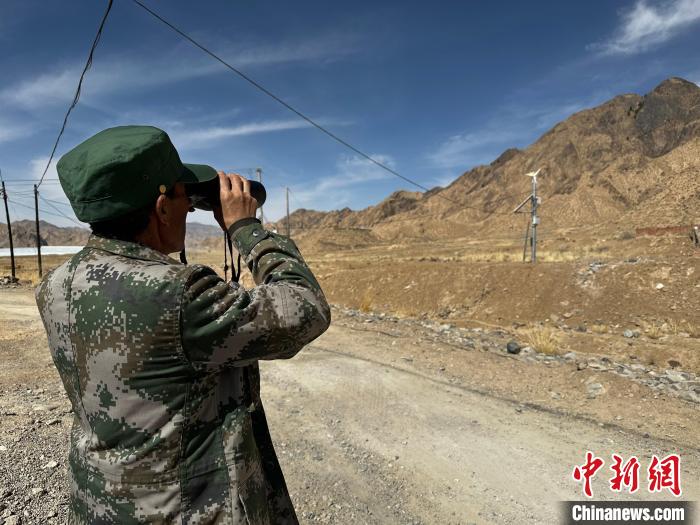 圖為文物保護(hù)員費(fèi)生平正在巡查?！±铍h 攝