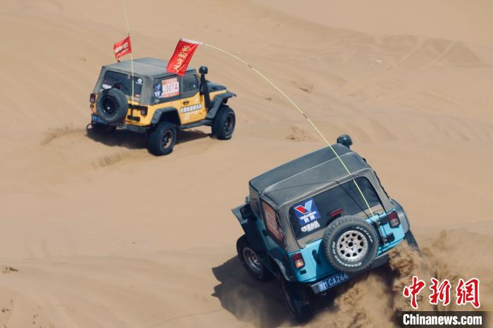 圖為高原沙漠機(jī)車越野挑戰(zhàn)賽現(xiàn)場(chǎng)?！≠F南縣委宣傳部供圖