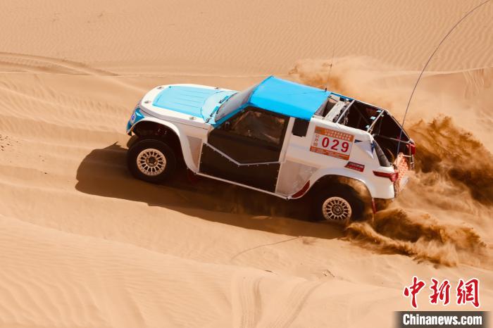 圖為高原沙漠機(jī)車越野挑戰(zhàn)賽現(xiàn)場(chǎng)。　貴南縣委宣傳部供圖