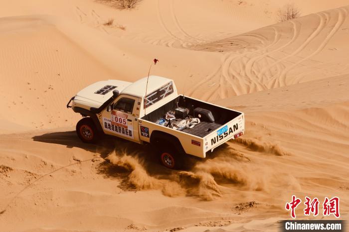 圖為高原沙漠機(jī)車越野挑戰(zhàn)賽現(xiàn)場(chǎng)?！≠F南縣委宣傳部供圖