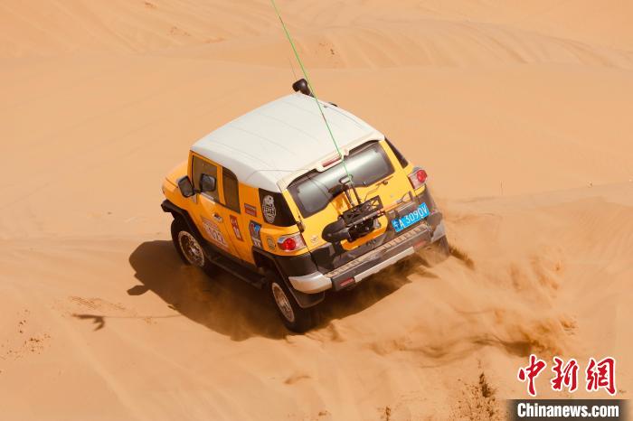 圖為高原沙漠機(jī)車越野挑戰(zhàn)賽現(xiàn)場(chǎng)。　貴南縣委宣傳部供圖