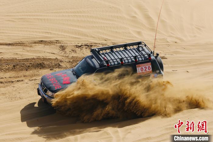 圖為高原沙漠機(jī)車越野挑戰(zhàn)賽現(xiàn)場(chǎng)?！≠F南縣委宣傳部供圖