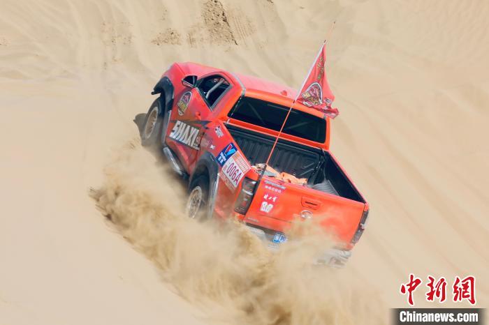 圖為高原沙漠機(jī)車越野挑戰(zhàn)賽現(xiàn)場(chǎng)?！≠F南縣委宣傳部供圖