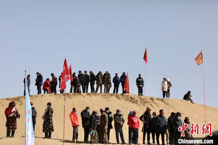 圖為來(lái)自各地的觀眾觀看比賽?！≠F南縣委宣傳部供圖