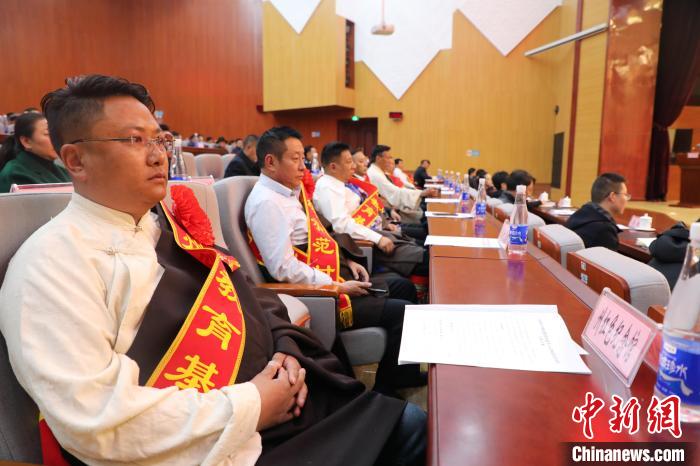 圖為玉樹州民族團結(jié)進步創(chuàng)建工作推進會現(xiàn)場。　胡貴龍 攝