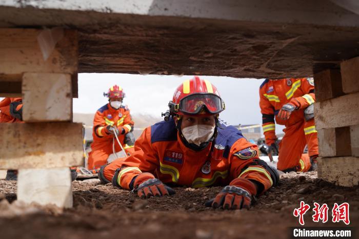 圖為地震實(shí)戰(zhàn)拉動(dòng)現(xiàn)場(chǎng)，參演人員正在進(jìn)行頂撐救援項(xiàng)目?！∮駱?shù)消防供圖