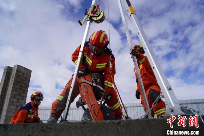 圖為地震實(shí)戰(zhàn)拉動(dòng)現(xiàn)場(chǎng)，參演人員正在進(jìn)行垂直救援項(xiàng)目。　玉樹(shù)消防供圖