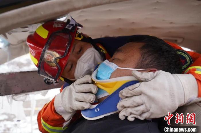 圖為地震實(shí)戰(zhàn)拉動(dòng)現(xiàn)場(chǎng)，參演人員正在進(jìn)行車(chē)輛事故救援項(xiàng)目?！∮駱?shù)消防供圖