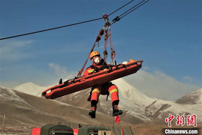 圖為地震實(shí)戰(zhàn)拉動(dòng)現(xiàn)場(chǎng)，參演人員正在進(jìn)行懸崖救助項(xiàng)目?！∮駱?shù)消防供圖