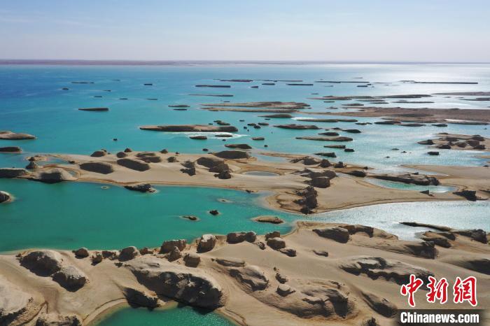 航拍青海大柴旦烏素特水上雅丹奇特景觀。　馬銘言 攝