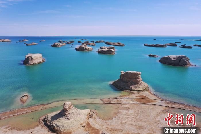 航拍青海大柴旦烏素特水上雅丹奇特景觀。　馬銘言 攝