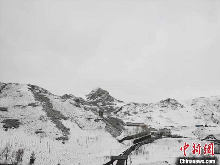 圖為青海省東南部的青沙山區(qū)域銀裝素裹?！?zhí)砀?攝