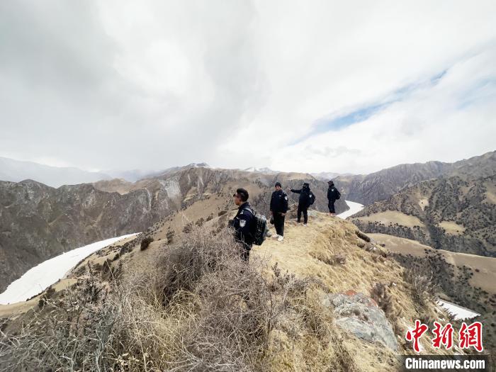 圖為曲麻萊縣崗當(dāng)村的生態(tài)管護(hù)人員開展巡護(hù)?！《“瓦_(dá)杰 攝