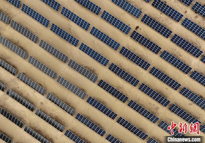 圖為航拍青海省海南藏族自治州共和縣塔拉灘光伏產(chǎn)業(yè)園?！∑钤鲚?攝