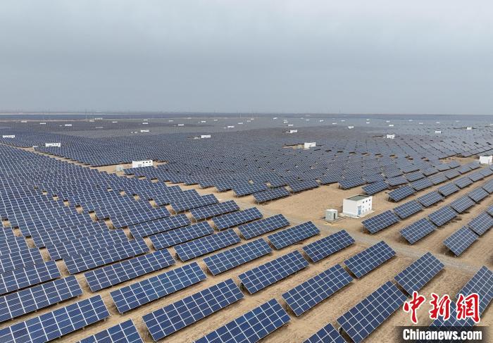 圖為航拍青海省海南藏族自治州共和縣塔拉灘光伏產(chǎn)業(yè)園。　祁增蓓 攝