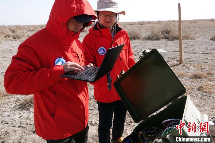 格爾木草地站，青藏科考隊員采集觀測數(shù)據(jù)?！?lt;a target='_blank' href='/'><p  align=
