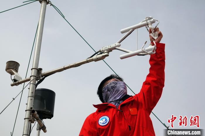 格爾木草地站，青藏科考隊員維護科研設(shè)備?！?lt;a target='_blank' href='/'><p  align=