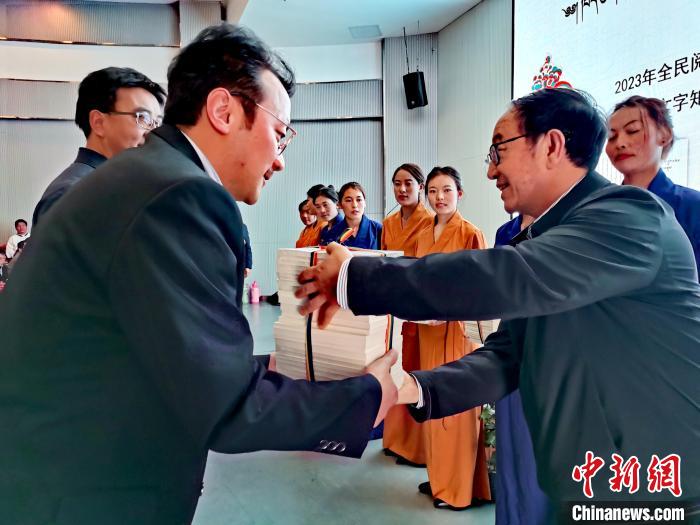 圖為贈(zèng)送叢書?！?zhí)砀?攝