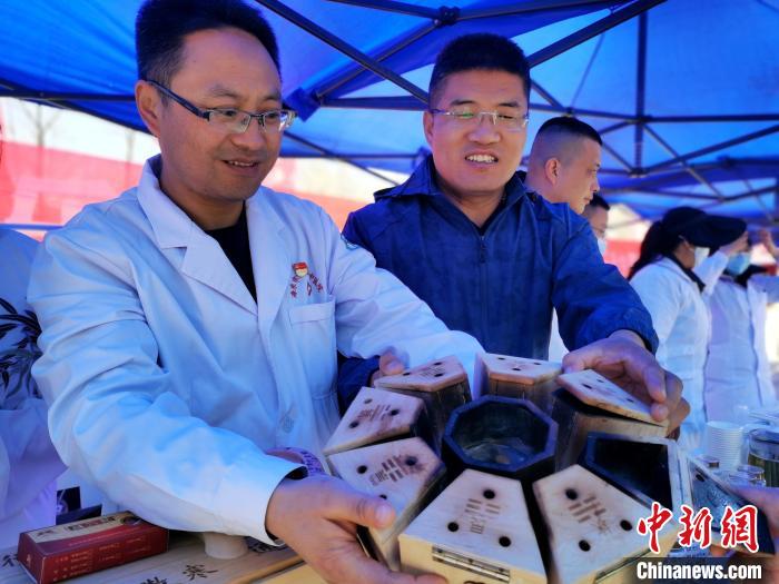 圖為青海省海東市樂都區(qū)中醫(yī)院八卦灸展示。　張?zhí)砀?攝