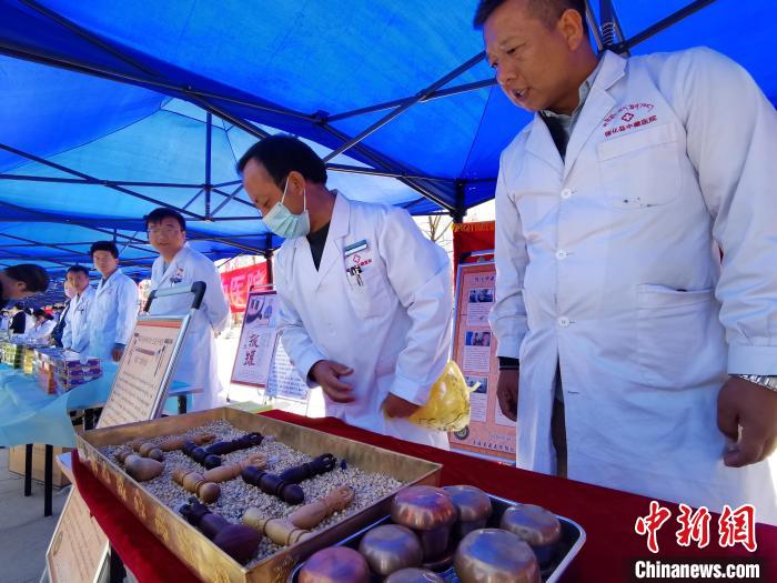 圖為青海省循化縣的國(guó)家級(jí)非遺項(xiàng)目尤闕療法的器械展示?！?zhí)砀?攝