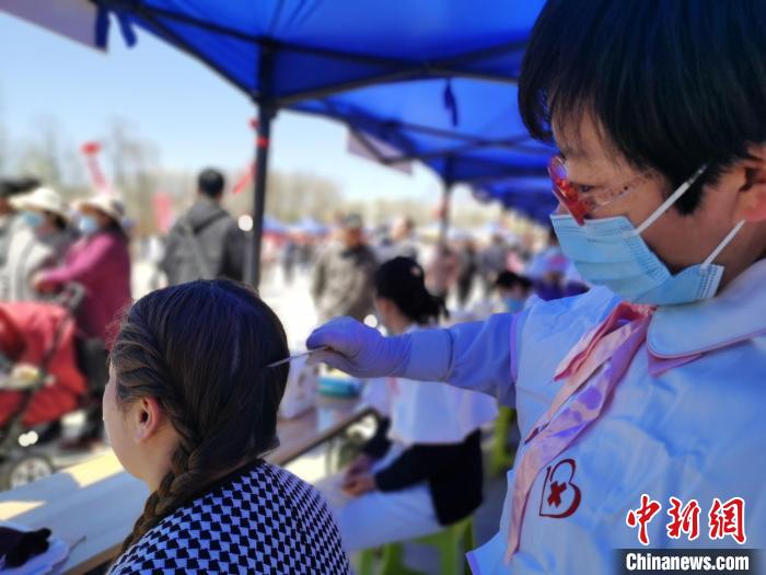 圖為刮痧?！?zhí)砀?攝