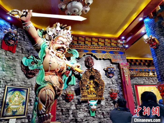 青海“金色谷地”熱貢：唐卡、泥塑璀璨奪目