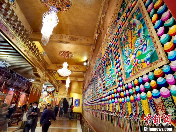 圖為仁俊畫院內(nèi)的堆繡?！?zhí)砀?攝