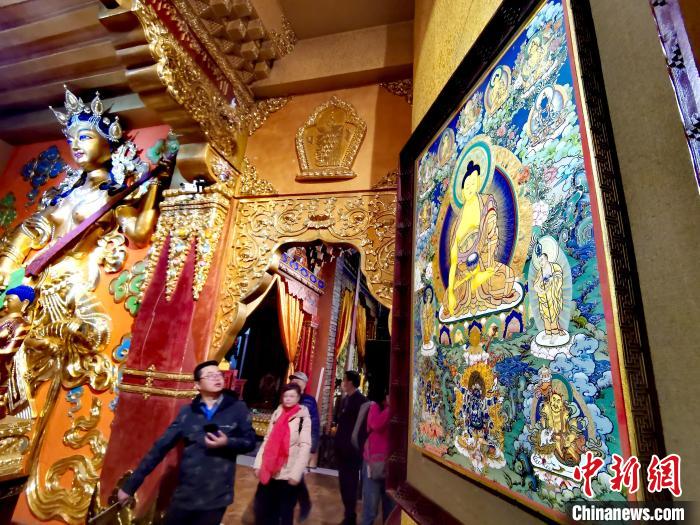 圖為仁俊畫院內(nèi)的唐卡?！?zhí)砀?攝