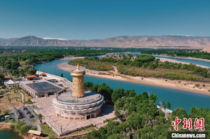 航拍青海貴德黃河岸畔綠意濃濃?！≮w凜松 攝
