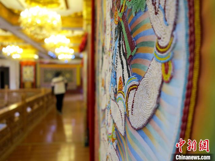 圖為黃南州同仁市熱貢龍樹(shù)畫(huà)苑內(nèi)的珍珠唐卡。　張?zhí)砀?攝