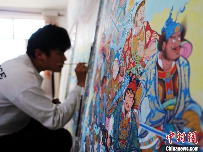 圖為熱貢龍樹(shù)畫(huà)苑內(nèi)的學(xué)徒繪畫(huà)唐卡?！?zhí)砀?攝