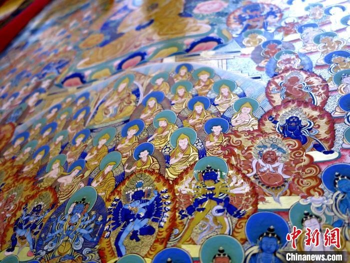 圖為熱貢龍樹(shù)畫(huà)苑內(nèi)展覽的唐卡局部?！?zhí)砀?攝