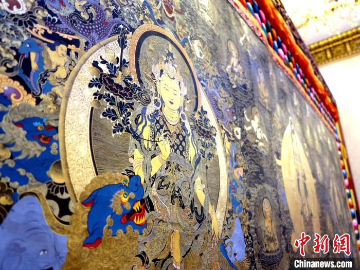 圖為熱貢龍樹(shù)畫(huà)苑內(nèi)的唐卡?！?zhí)砀?攝