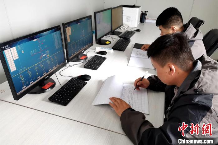 圖為光伏發(fā)電項目升壓站監(jiān)控室?！±铍h 攝