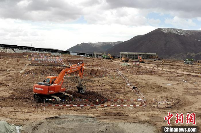 圖為光伏發(fā)電項目施工區(qū)正在抓緊施工。　李雋 攝