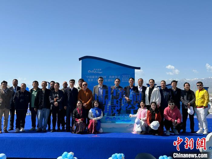 圖為國內(nèi)眾多詩人在茶卡鹽湖景區(qū)合影?！⒀?攝