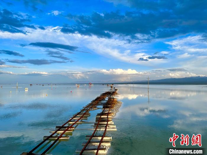 圖為茶卡鹽湖景區(qū)風(fēng)光?！⒀?攝