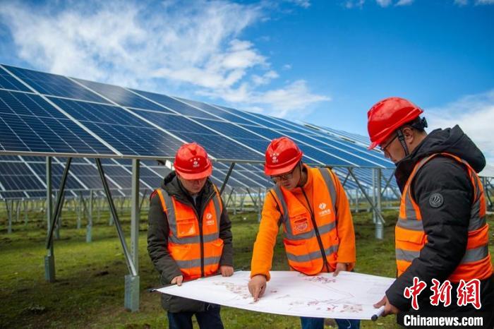 施工技術(shù)人員正在認(rèn)真核查柯拉一期光伏電站相關(guān)設(shè)計(jì)數(shù)據(jù)等?！⒅铱?攝