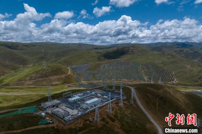 航拍建成投運(yùn)的柯拉一期光伏電站升壓站。　劉忠俊 攝