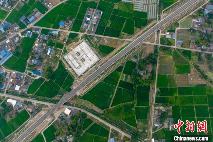 空中俯瞰綿竹牽引變電所和川青鐵路成黃段鐵路線?！⒅铱?攝