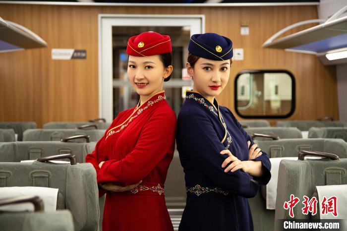 圖為整體色彩以“深藏青”和“喇嘛紅”為主調(diào)的西格段“復(fù)興號(hào)”動(dòng)車組乘務(wù)員新制服?！±罾?攝