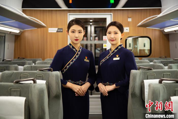 圖為整體色彩以“深藏青”為主調(diào)的西格段“復(fù)興號(hào)”動(dòng)車組乘務(wù)員新制服?！±罾?攝