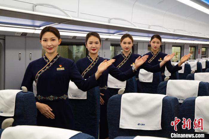 圖為身穿新制服的青藏鐵路西格段“復(fù)興號(hào)”動(dòng)車組乘務(wù)員?！±罾?攝