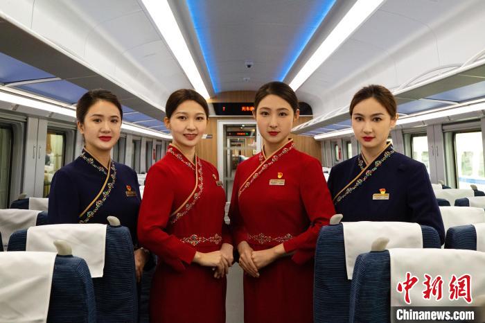 圖為整體色彩以“深藏青”和“喇嘛紅”為主調(diào)的西格段“復(fù)興號(hào)”動(dòng)車組乘務(wù)員新制服?！±罾?攝