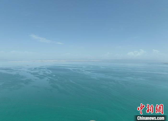 圖為航拍仲夏時節(jié)，青海湖水天一色?！∑钤鲚?攝