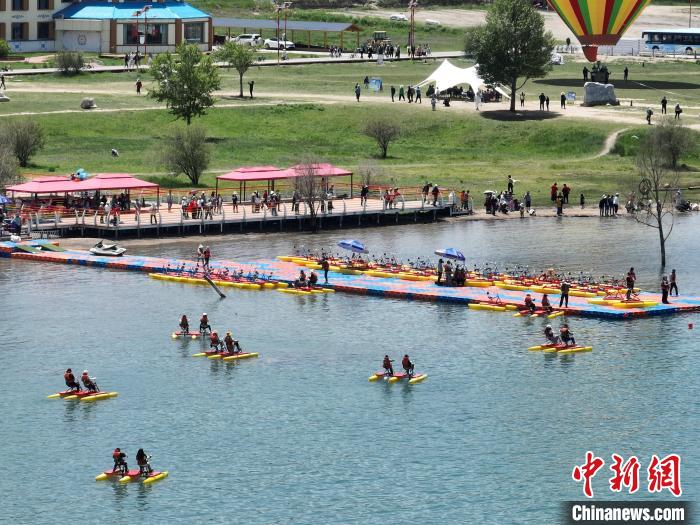 圖為航拍游客青海湖二郎劍景區(qū)體驗娛樂項目?！∑钤鲚?攝